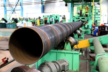 大型钢管生产车间