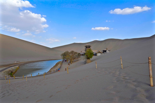 甘肃敦煌鸣沙山月牙泉景区