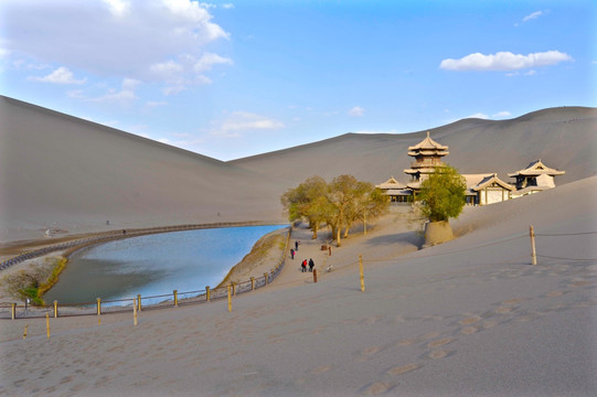 甘肃敦煌鸣沙山月牙泉景区