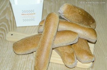 木板上的长面包