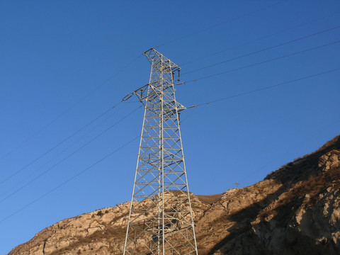 山区高压电线塔