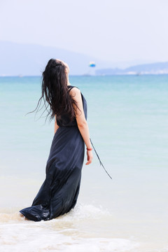 沙滩上的长裙女人背影
