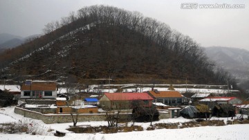 小山包下的村庄