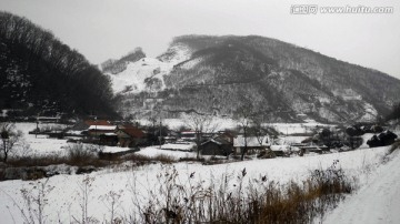雪后的东北山村