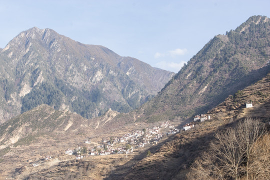 山腰上的藏族村寨