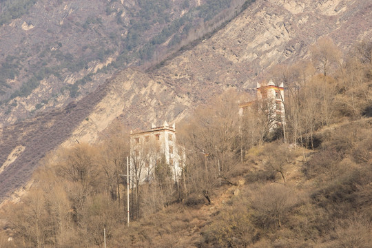 山坡上的丹巴碉楼