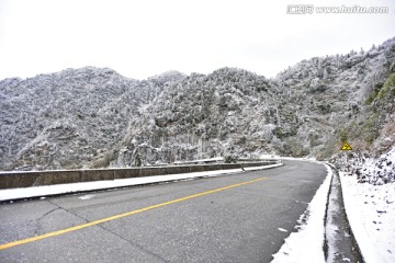 下雪后的公路