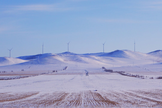 雪山上的风力发电厂