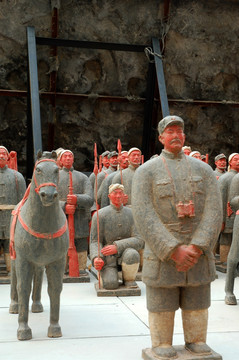 抗战题材雕塑抗日游击队伍局部