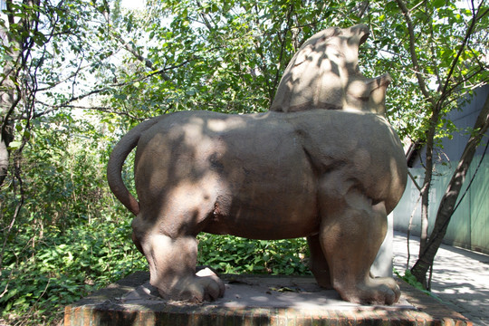 健硕石狮子雕像红砖厂