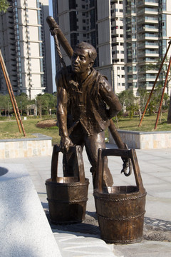 男人担水雕塑广州琶洲水公园