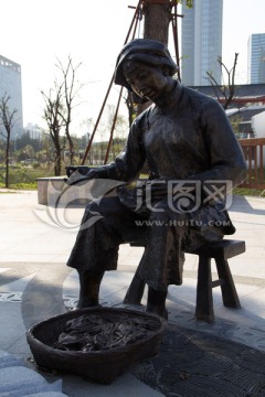 缝衣服女人雕塑广州琶洲水公园