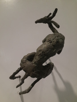 動(dòng)物雕塑呼喚人類保護(hù)動(dòng)物