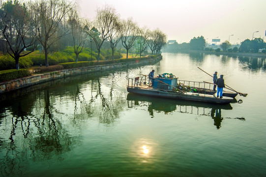 京杭大运河上的水上垃圾清理船