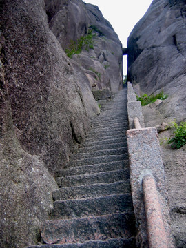 陡峭石阶