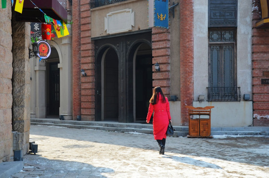 欧式老街上行走的中国女人
