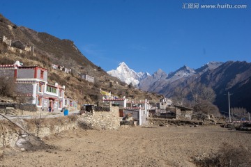 长坪村与四姑娘山幺妹峰