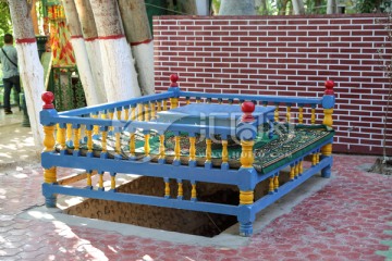 新疆的床 桌子 维吾尔族木床