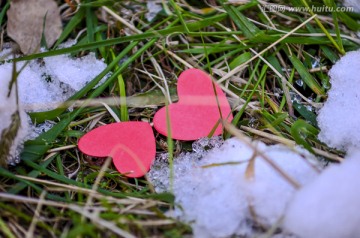 积雪草地上的爱心图案