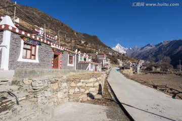 长坪村与四姑娘山幺妹峰