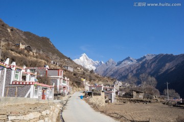 长坪村与四姑娘山幺妹峰