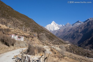 长坪村与四姑娘山幺妹峰