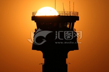 夕阳下的空管指挥塔台