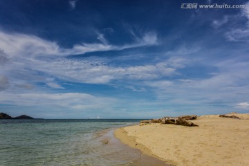 蓝天白云下的海洋