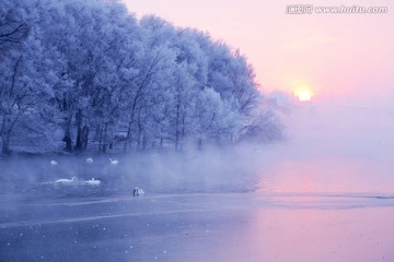 冬雪晨光湖畔