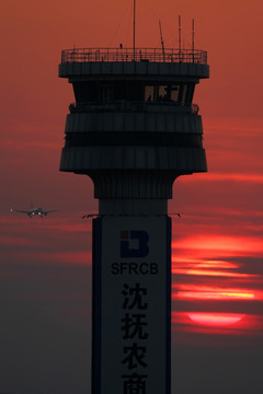 夕阳中的空管塔台