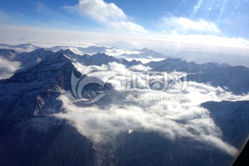 航拍 山峰 雪峰 云海 蓝天