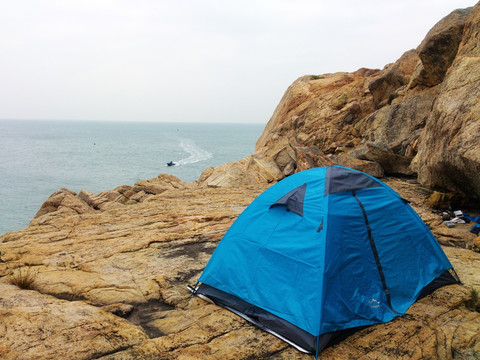 海边山崖上帐篷露营