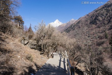 长坪沟遥望四姑娘山幺妹峰