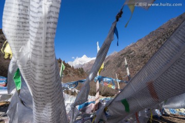 透过经幡仰望四姑娘山幺妹峰