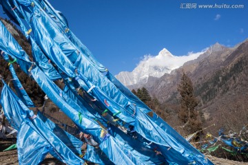 透过经幡仰望四姑娘山幺妹峰