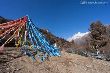 透过经幡仰望四姑娘山幺妹峰