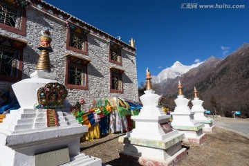 藏传佛教寺庙与四姑娘山幺妹峰