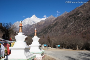 藏传佛教寺庙与四姑娘山幺妹峰