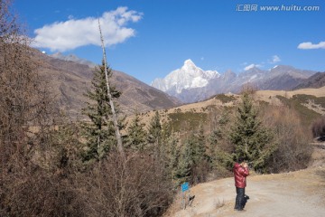 猫鼻梁远眺四姑娘山幺妹峰