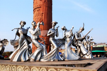 唱歌跳舞的彝族人物雕塑