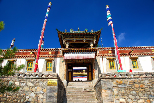 青海湖风光 寺庙