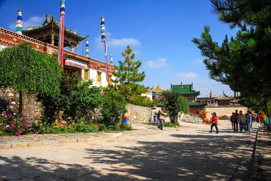 青海湖风光 寺庙