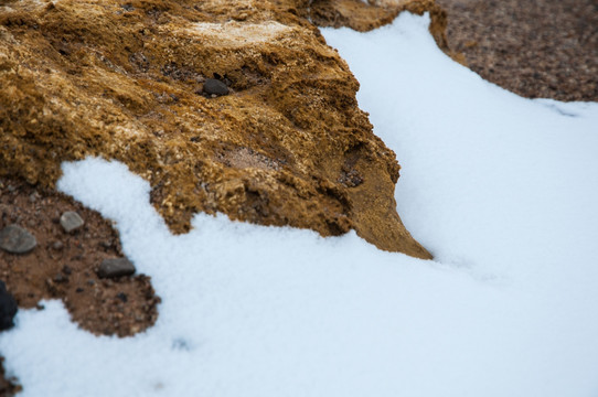 戈壁滩雪景