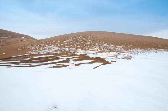 戈壁滩雪景