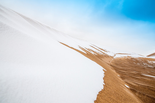 戈壁滩雪景