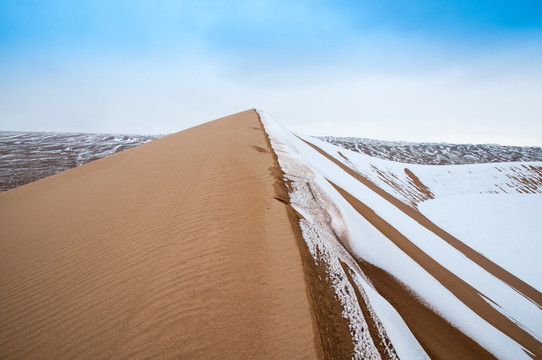 戈壁滩雪景