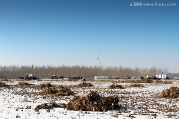 农田 冬天 白雪 风力发电