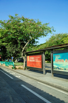 路边公交站台广告栏