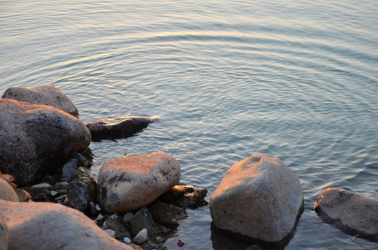湖边的石头