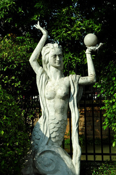女人雕像